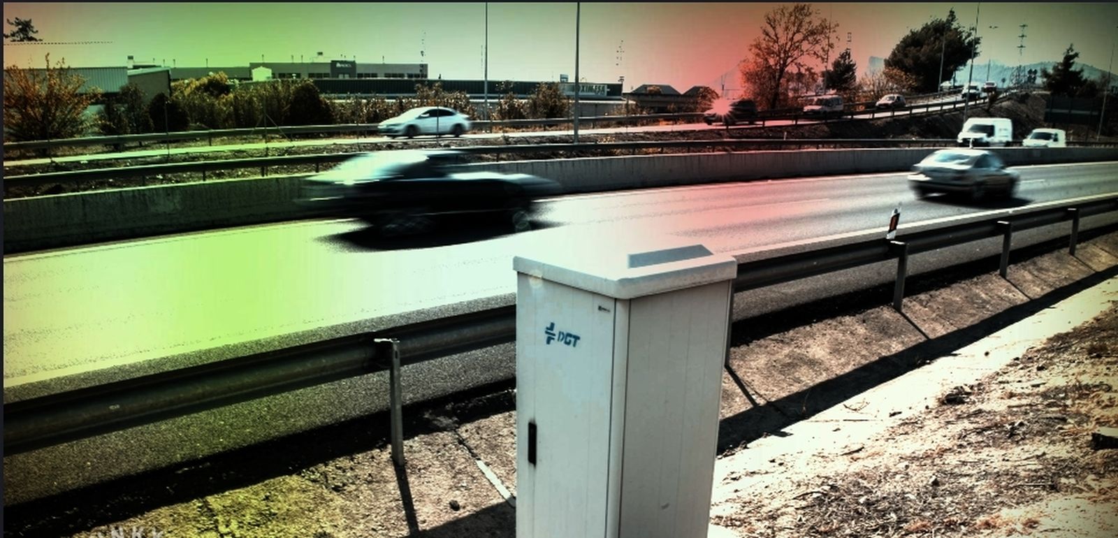 Un radar fijo instalado en una carretera.