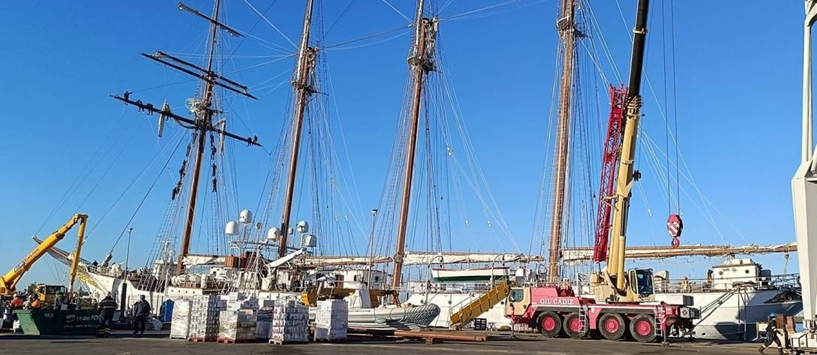 Últimos preparativos en el 'Juan Sebastián Elcano' para su próximo crucero de instrucción.