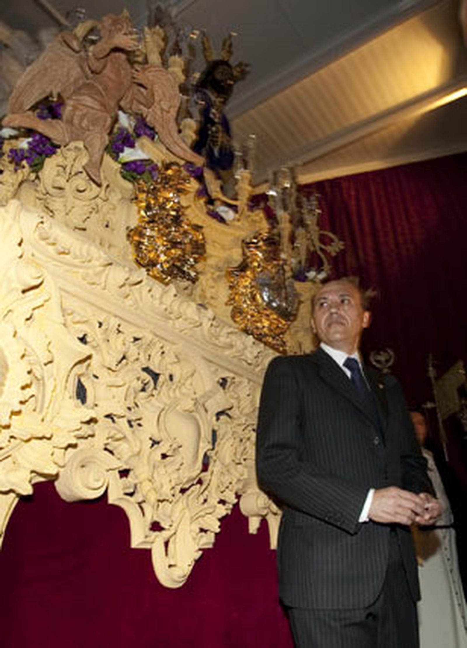 José María del Nido, presidente del Sevilla, en su habitual visita a las cofradías cercanas al estadio de Nervión.

Foto: Jaime Martínez