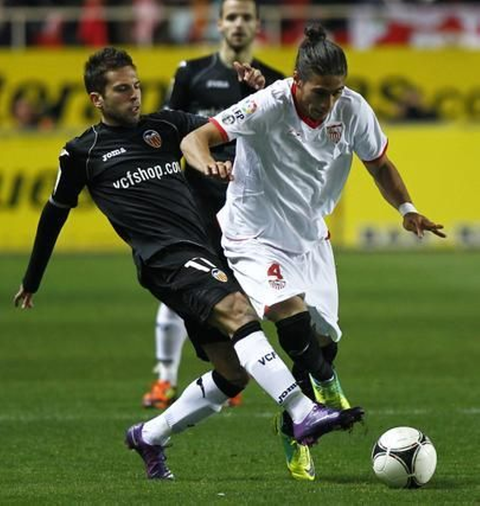 El Sevilla no puede remontar al Valencia en el Sánchez Pizjuán y queda eliminado de la Copa del Rey (2-1). / Antonio Pizarro