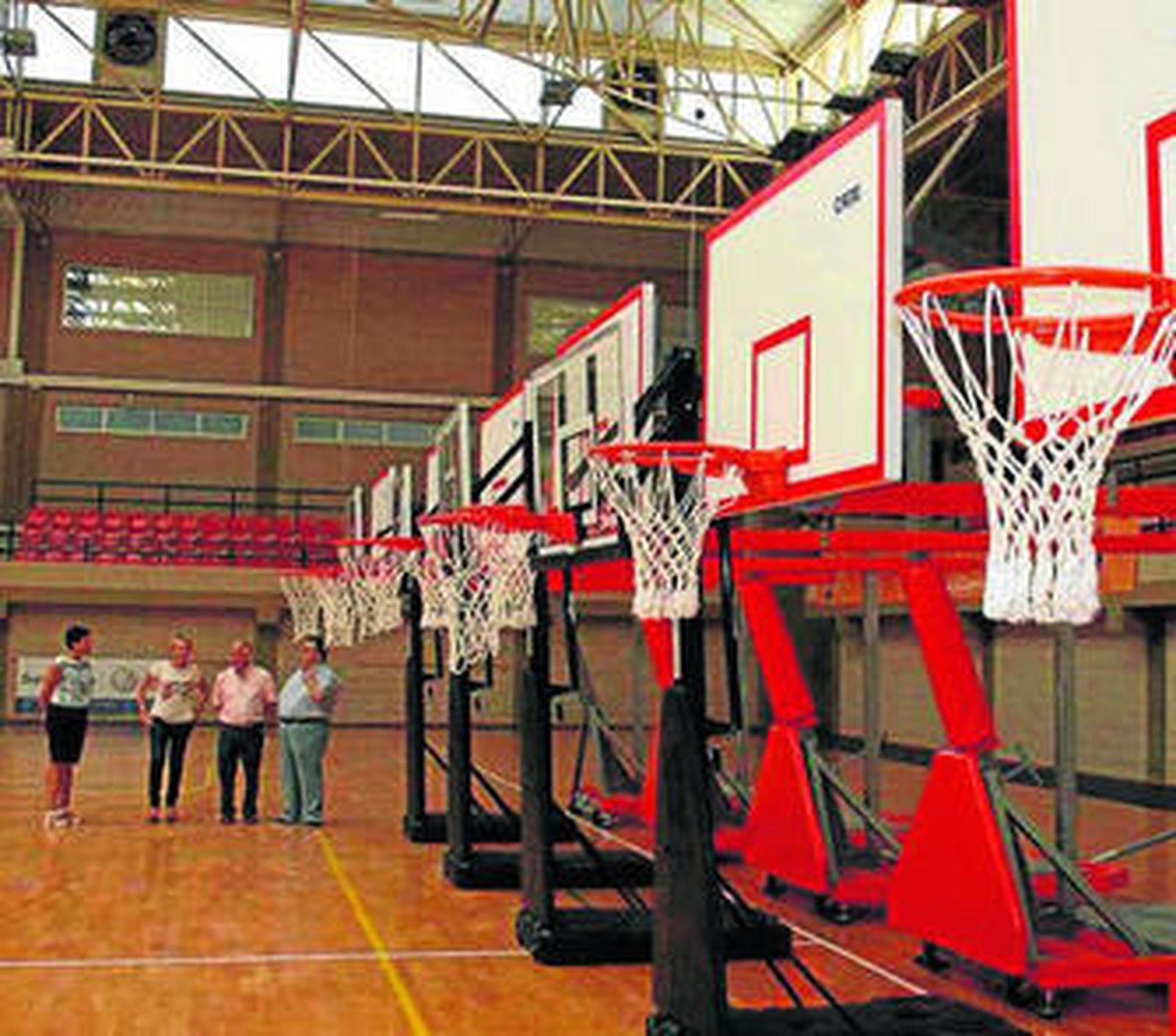 Momento de la visita a las instalaciones deportivas que estrenan equipamiento.