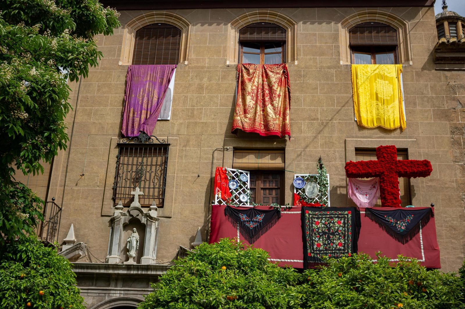 Fotos: el Día de la Cruz de Granada y su animada mañana