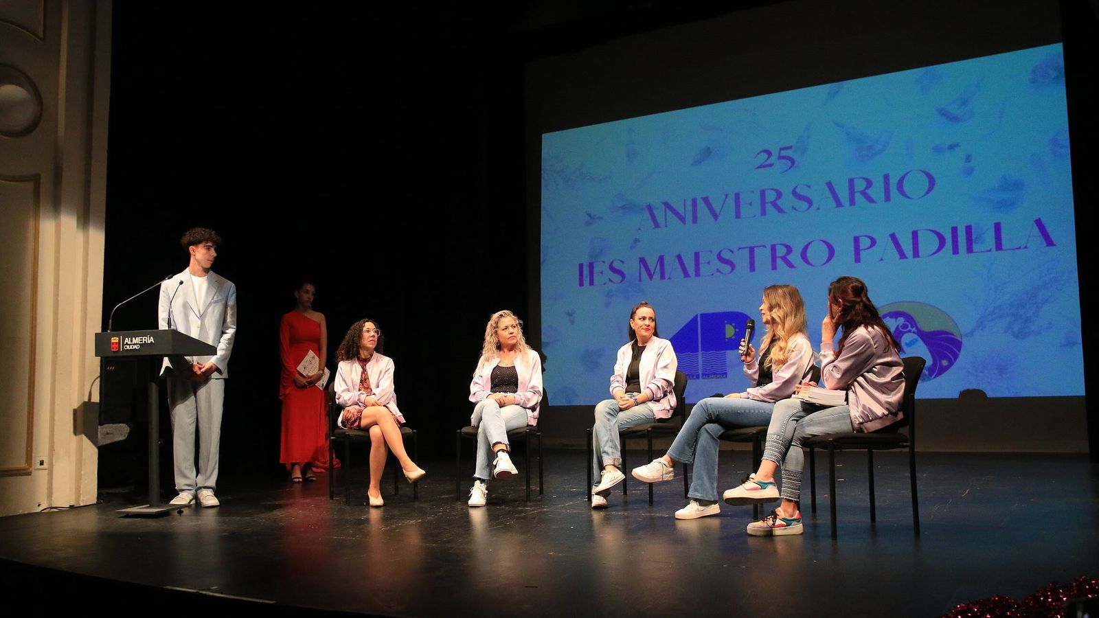 Entrevistas a personas destacadas del centro para contar la historia, logros, valores y proyectos del centro educativo