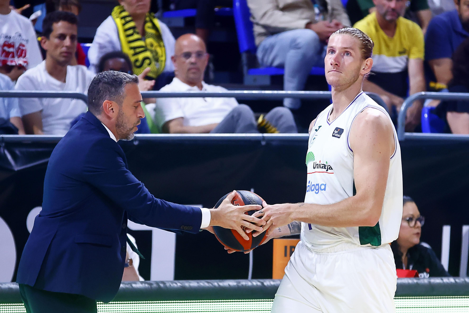 Ibon Navarro da el balón a Osetkowski.