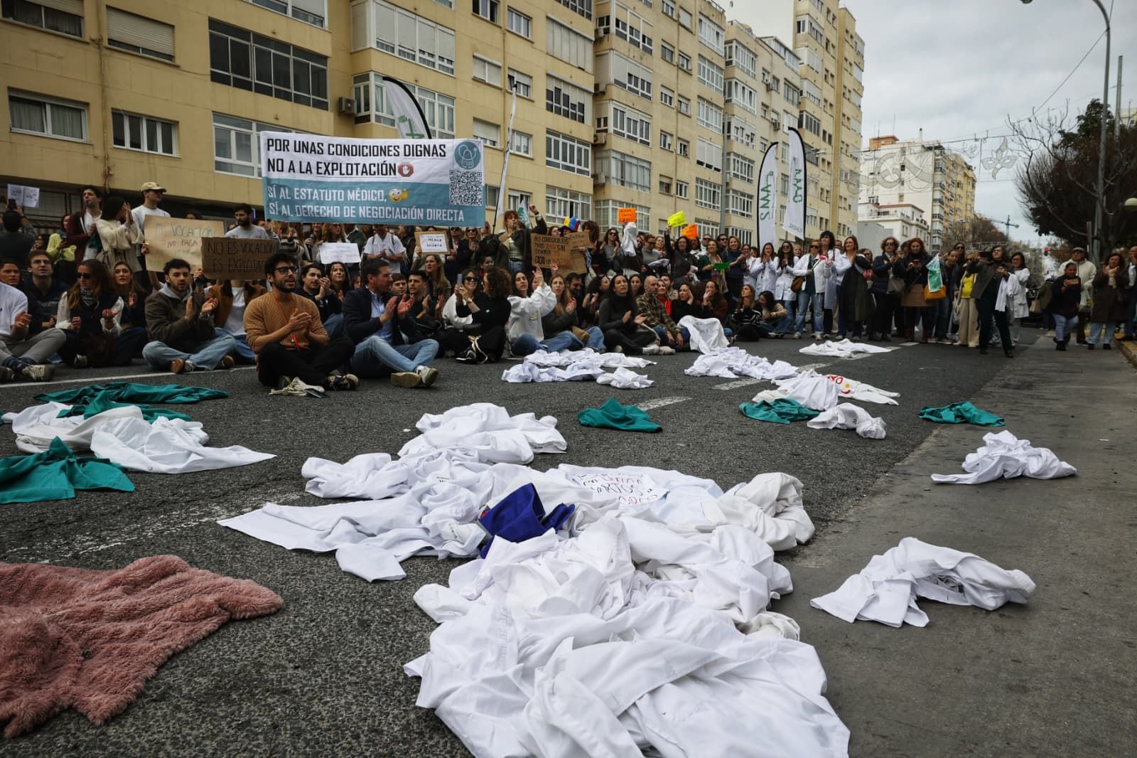 Durante la sentada ante el hospital Puerta del Mar, los médicos se han quitado sus batas y las han arrojado a la calzada.