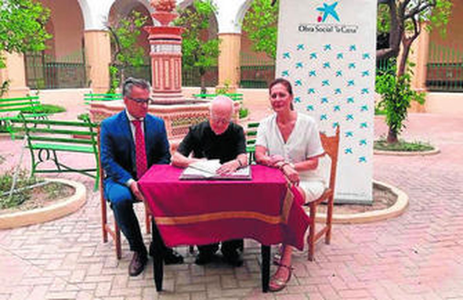 El jefe de zona de La Caixa y la alcaldesa acompañaron al prior de esta orden.