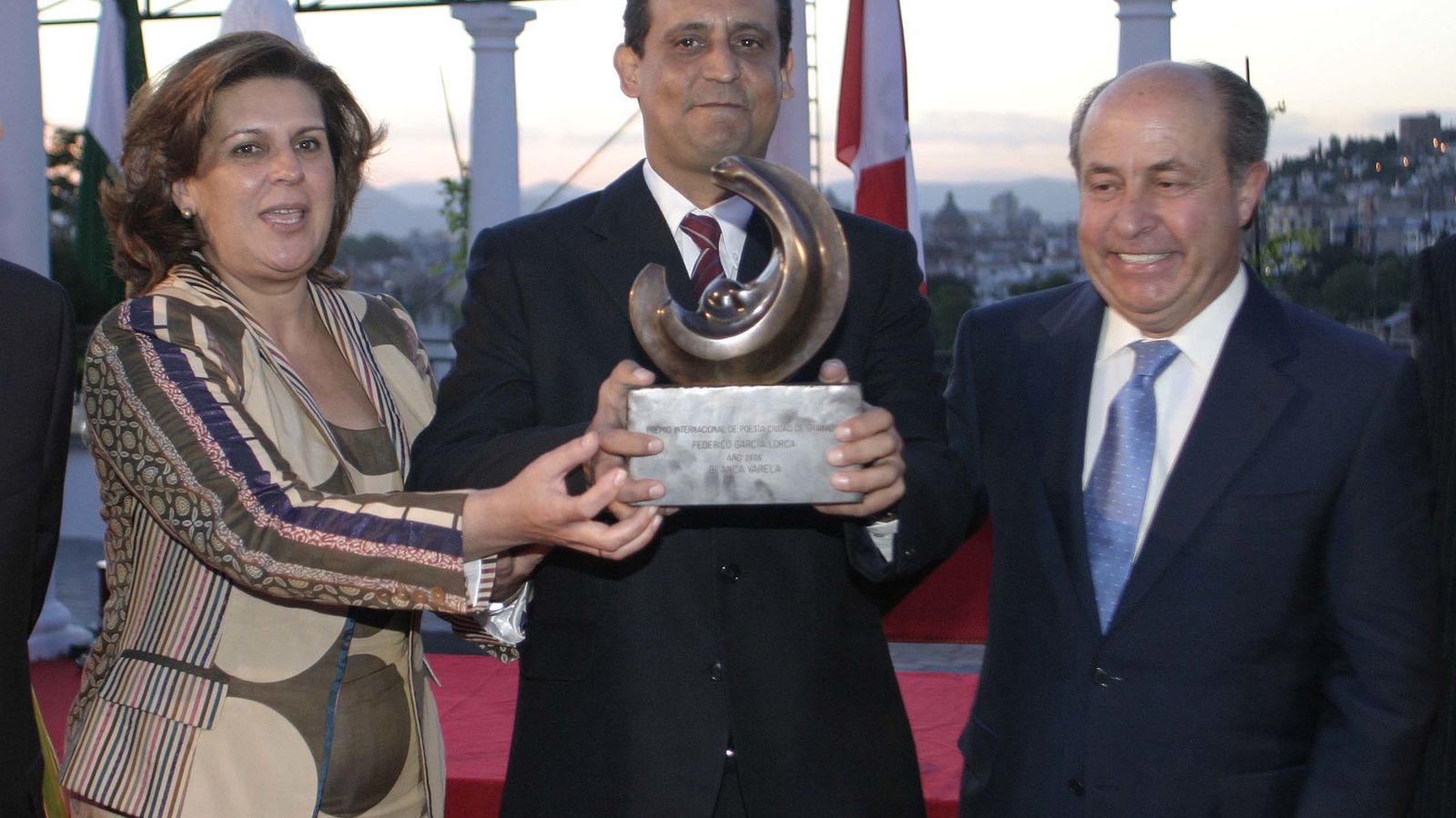 Vicente de Szyszlo, hijo de Blanca Varela,  porta la escultura del Premio Lorca.