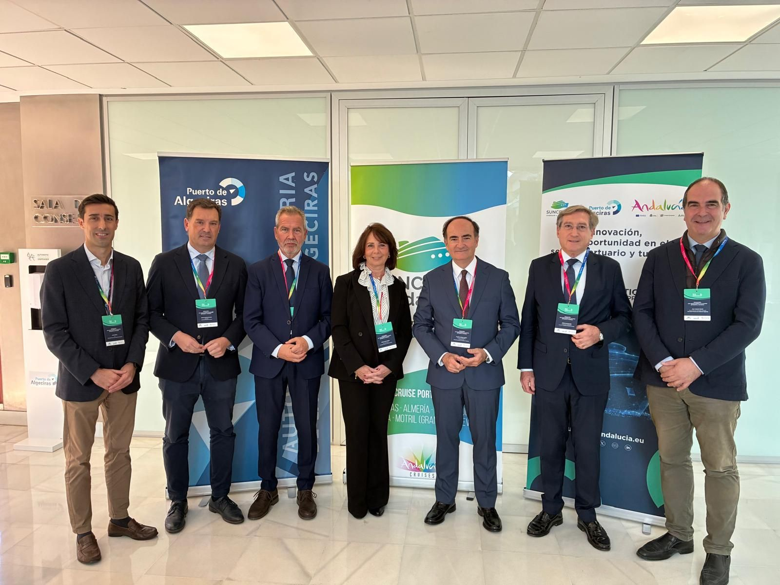 Las autoridades participantes en el foro de Suncruise, en la sede de la APBA