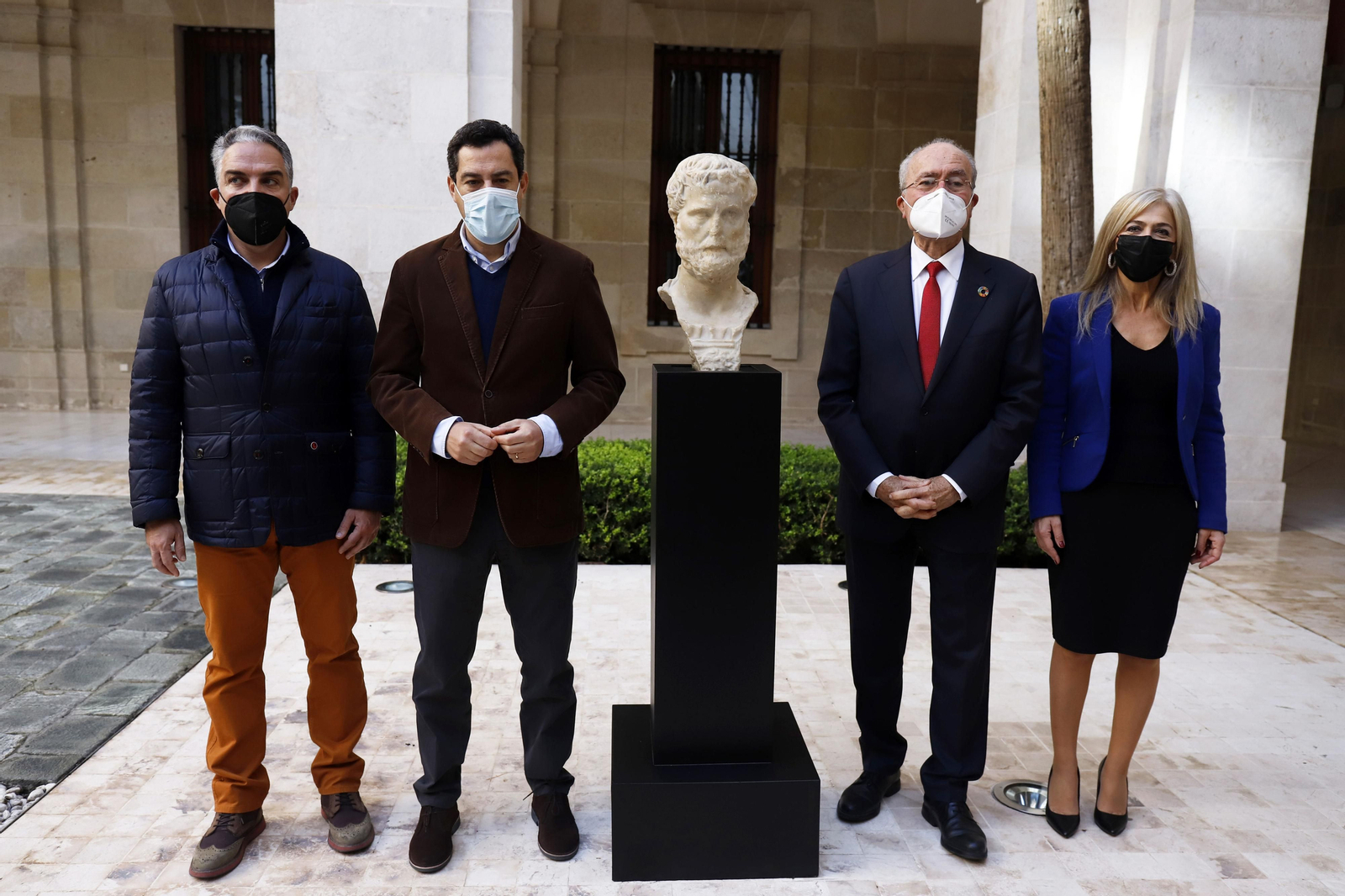 Las autoridades, este martes, en la presentación del busto.
