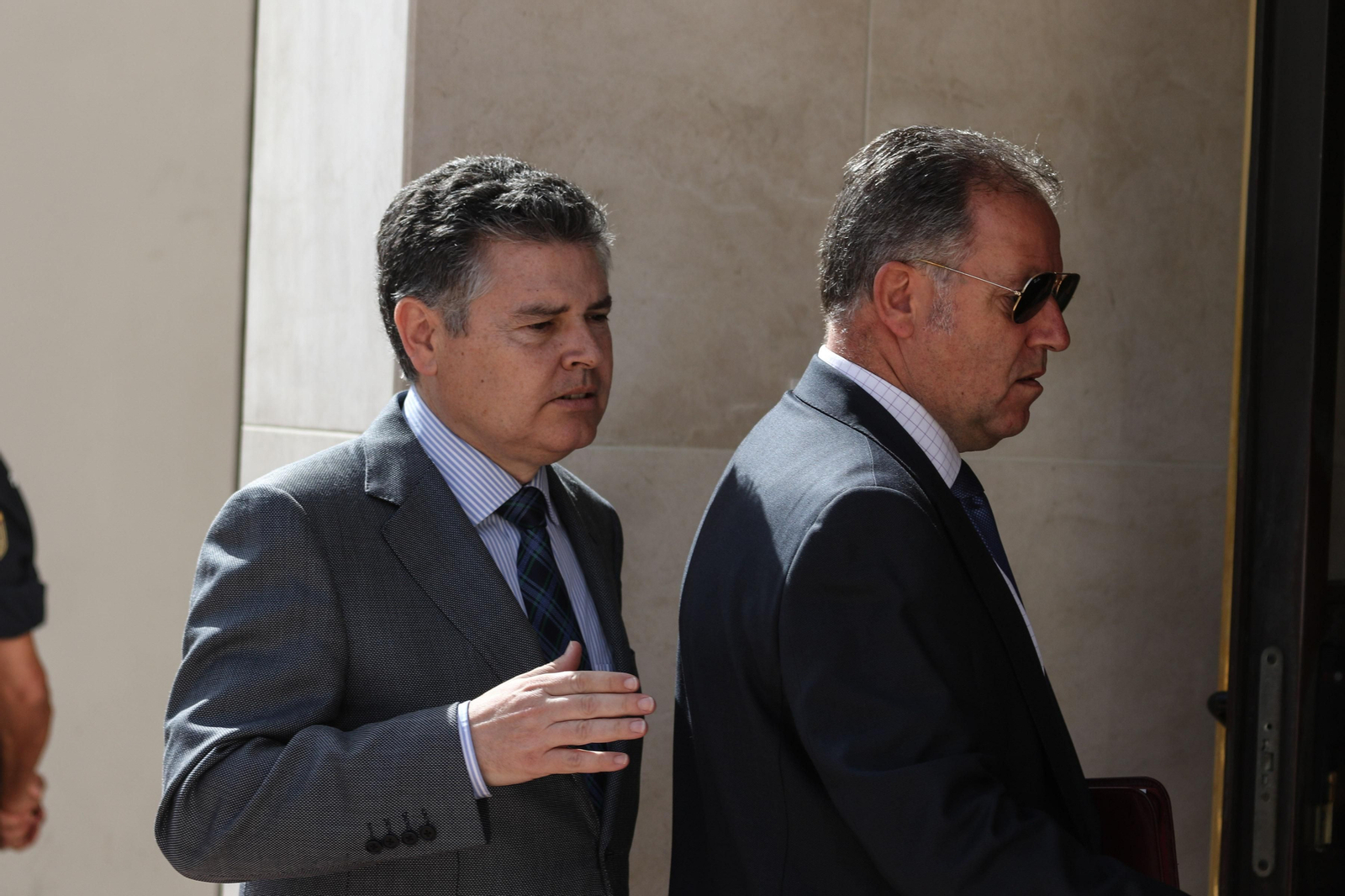 Llegada del interventor del ayuntamiento a la sede de los juzgados en la Caleta.