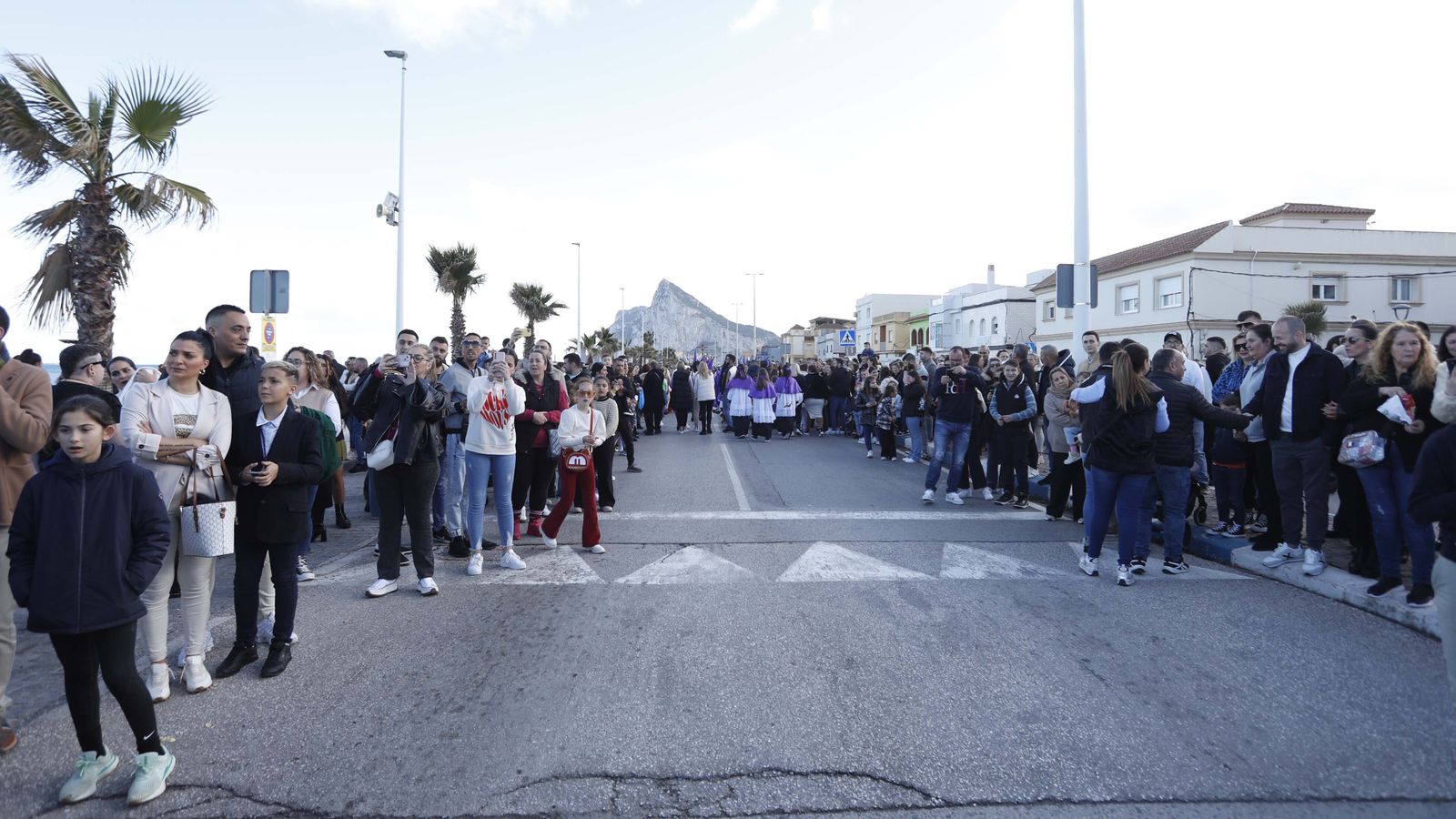 Fotos del Viernes Santo en La Línea: Cristo del Mar y Luz y Esperanza Nuestra, Soledad y Santo Entierro, Cristo del Amor y Misericordia y Amargura.