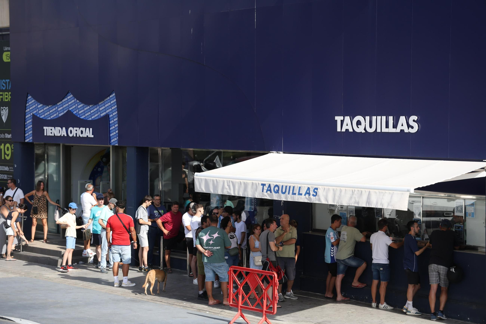 Colas en La Rosaleda para comprar entradas del Trofeo Costa del Sol