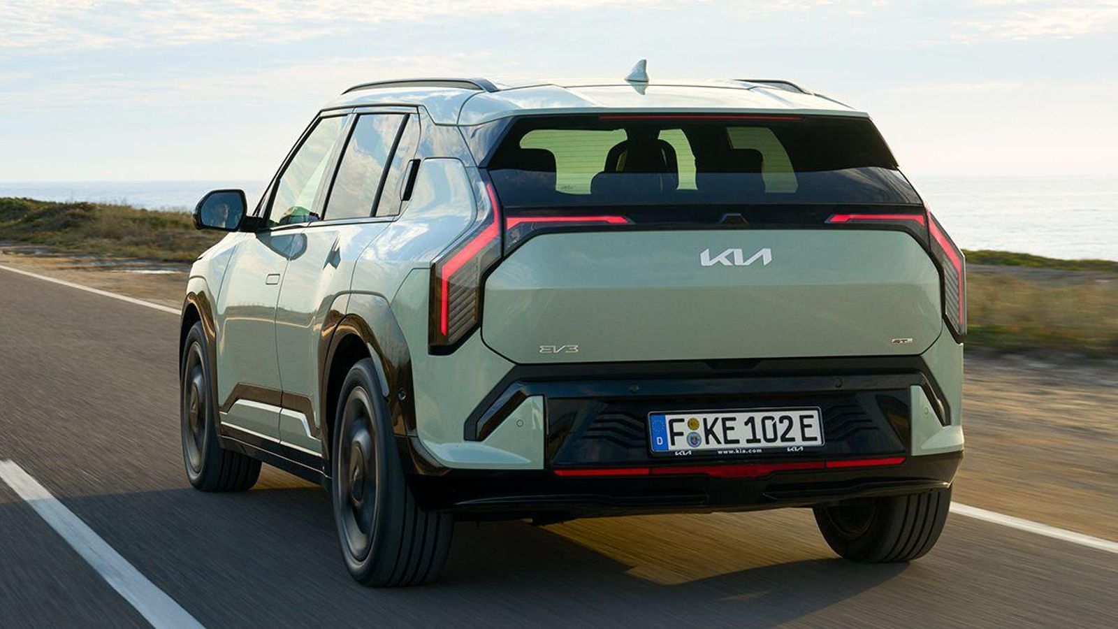 La plataforma empleada en el EV3 es una derivada de la E-GMP de los eléctricos de nueva generación del grupo Hyundai. En este Kia se ha estrenado en versión de 400 voltios.
