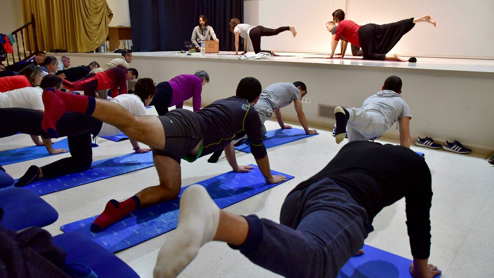 La asociación ‘Yoga Raíz ONG’ ha sido la responsable de esta clase magistral en la que han participado más de cien internos.