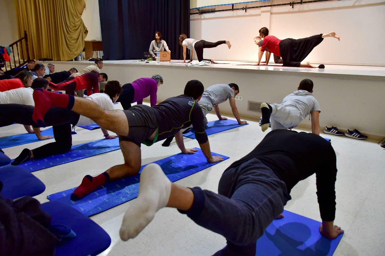 La asociación ‘Yoga Raíz ONG’ ha sido la responsable de esta clase magistral en la que han participado más de cien internos.