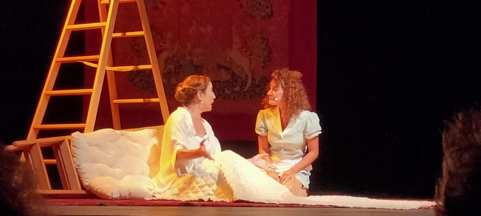 Dos de las actrices del reparto de 'El perro del hortelano'.