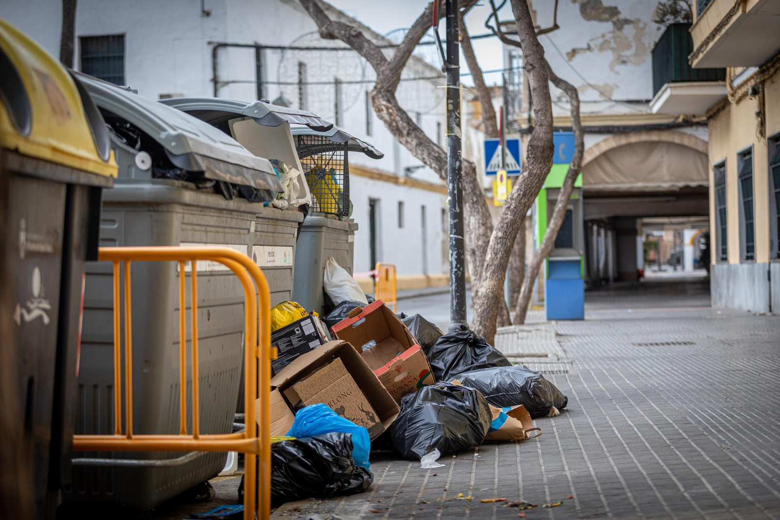 Así ha amanecido El Puerto este domingo con la huelga de basuras