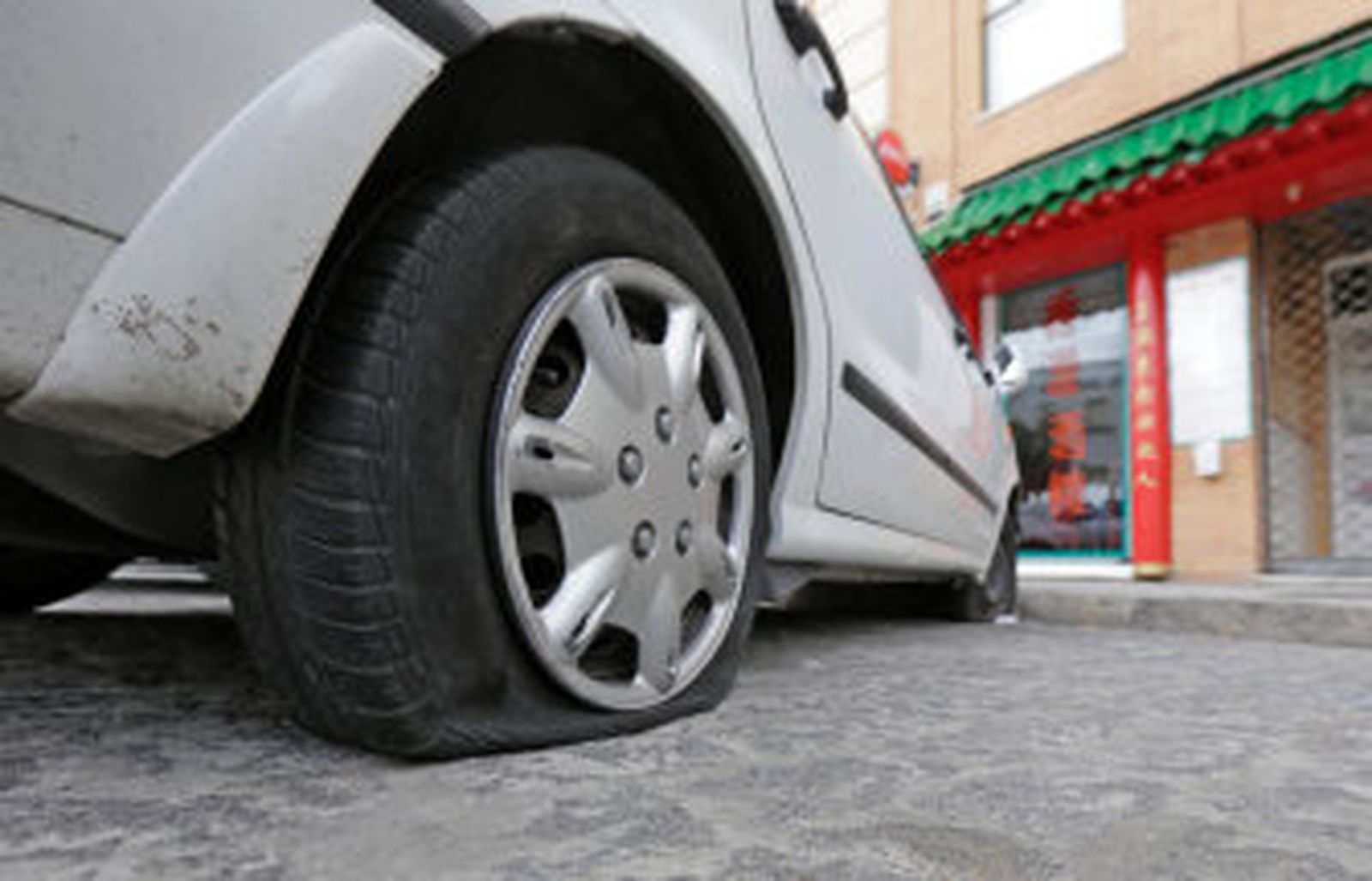 Nueva oleada de coches con las ruedas rajadas en plaza San Andrés y calle Zaragoza