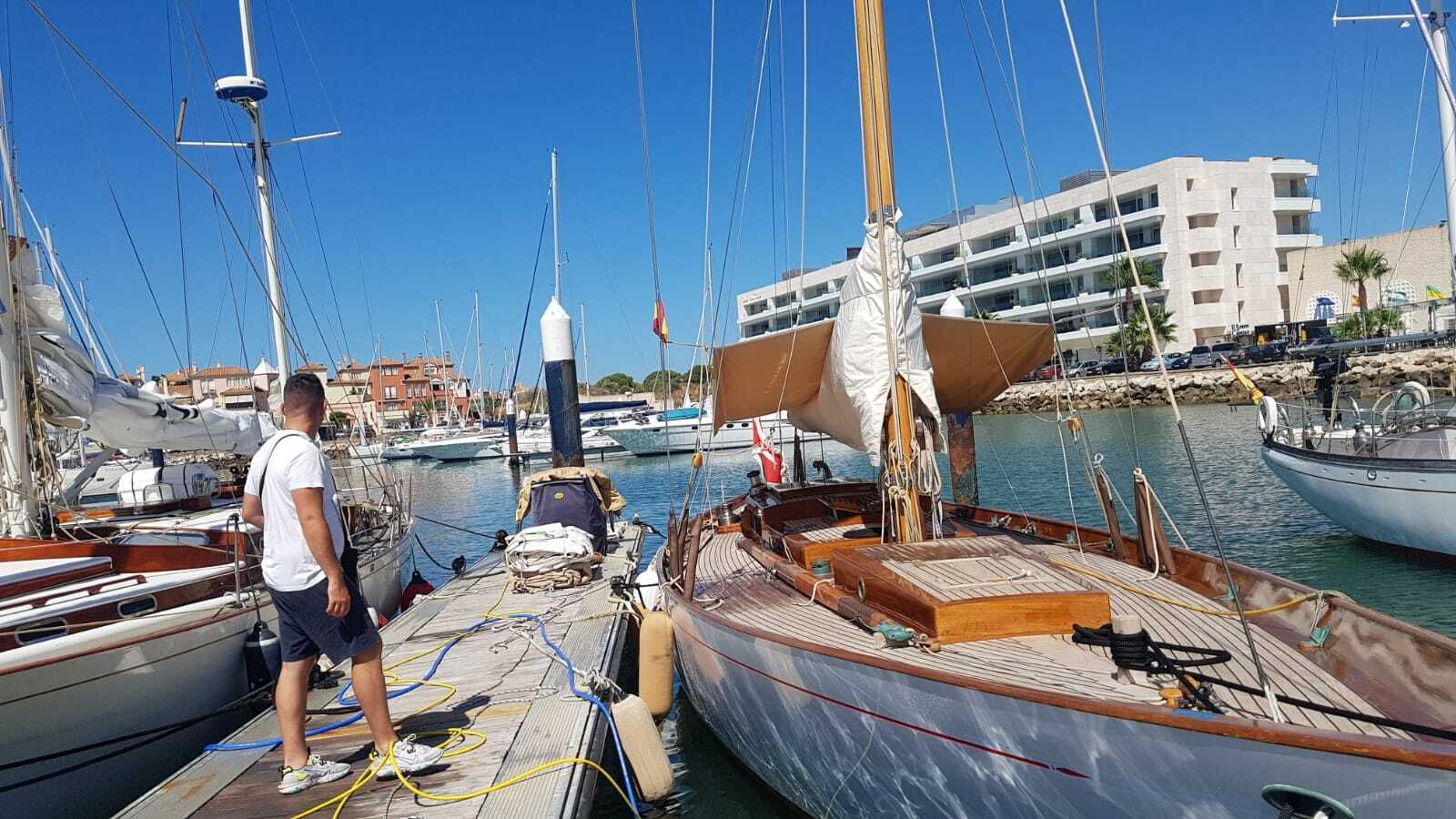 Una imagen de Puerto Sherry, con el Hotel Las Suites al fondo.