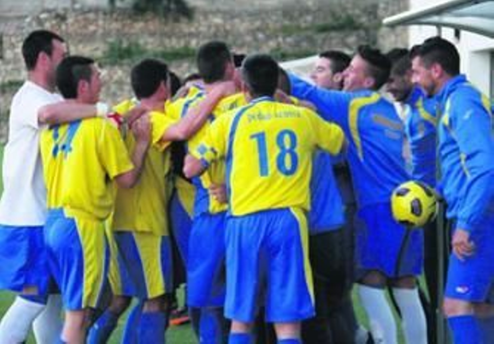 Los jugadores del Rivera se abrazan para celebrar la gesta.