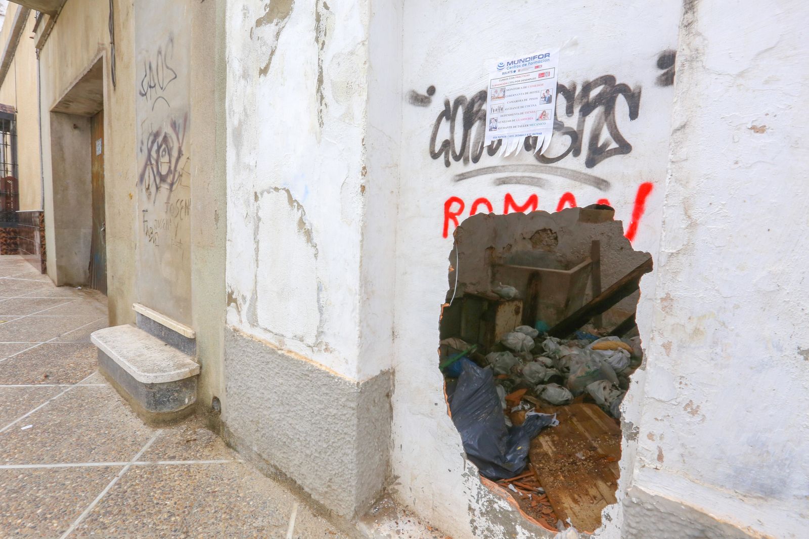 Vista de un boquete en la fachada de la vivienda