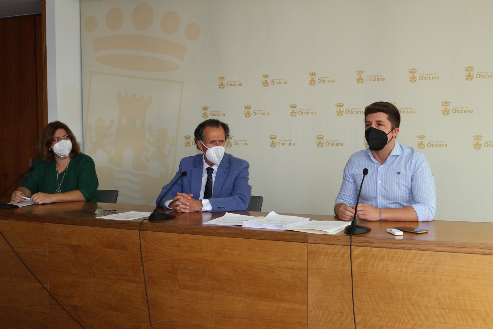 Los representantes municipales presentan la iniciativa educativa.