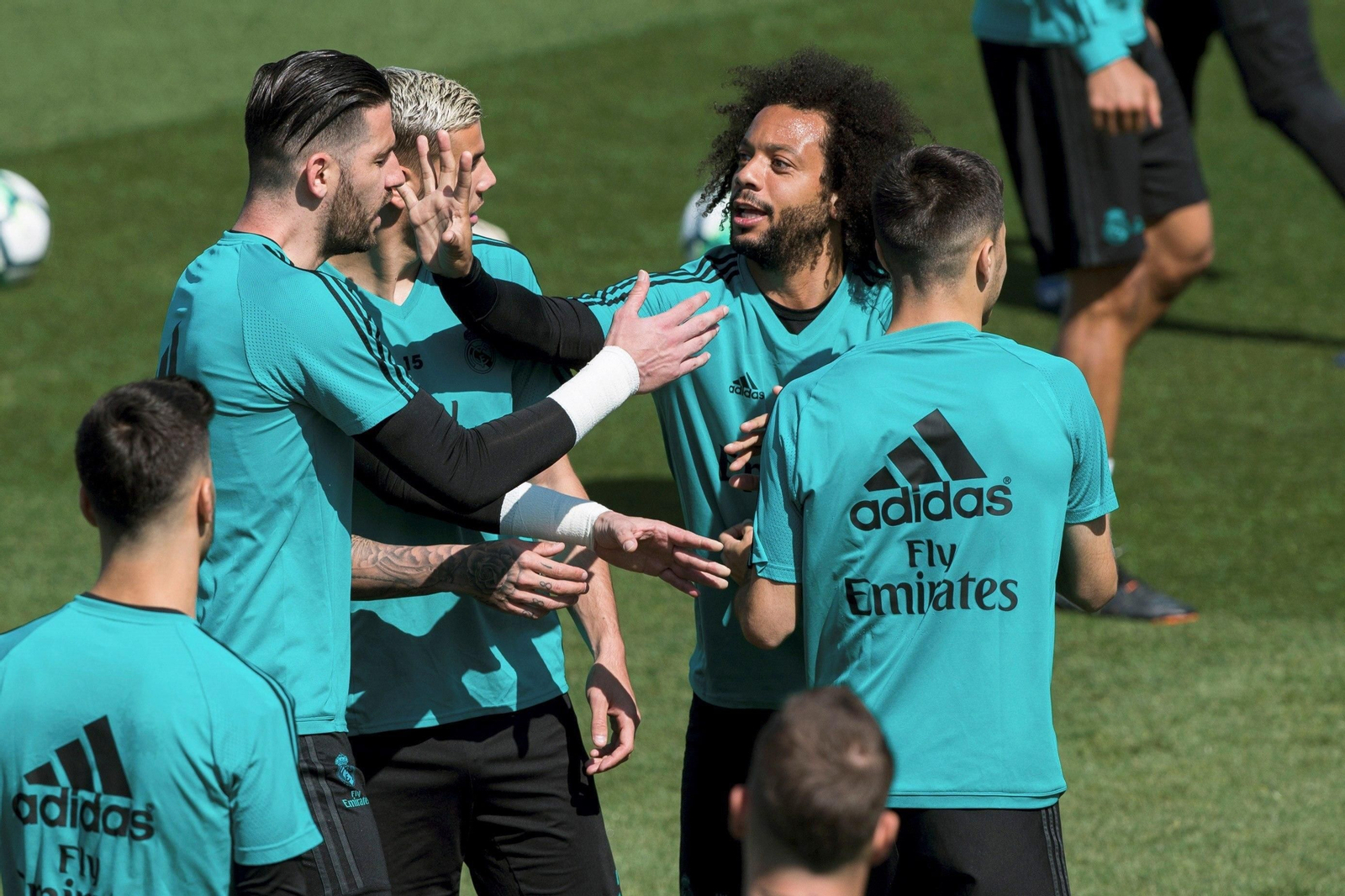 El lateral brasileño Marcelo bromea con el portero Kiko Casilla ante Theo Hernández en el entrenamiento matinal de ayer en Valdebebas.