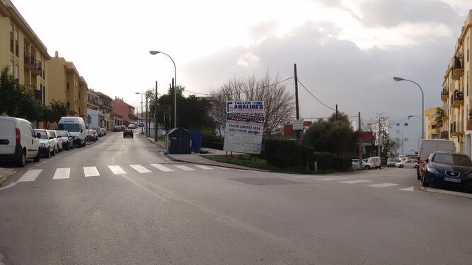 A la izquierda la avenida y a la derecha la calle Benito Daza.