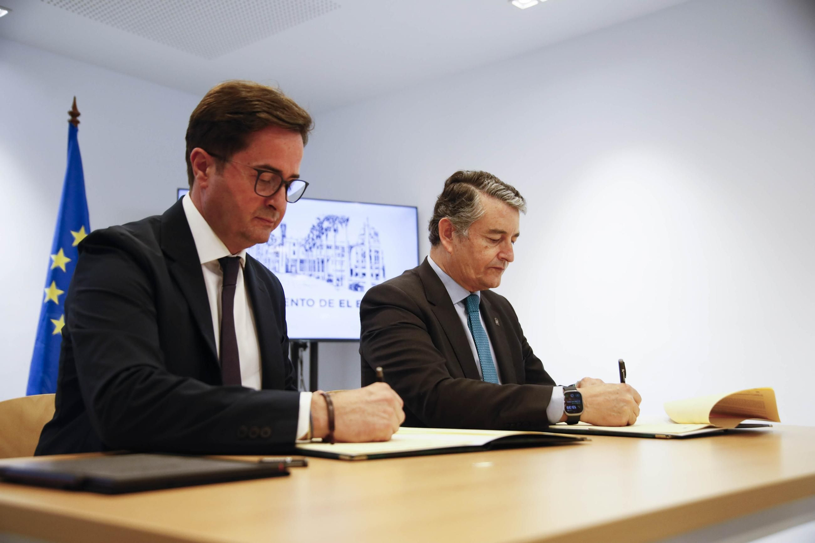 El consejero Antonio Sanz y el alcalde ejidense Francisco Góngora, firman un convenio para la creación de un Centro de Emprendimiento Digital, en imágenes