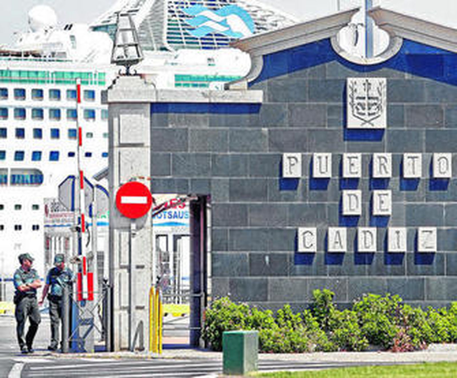 Una pareja de guardias civiles vela por la seguridad en el interior del recinto portuario de Cádiz.