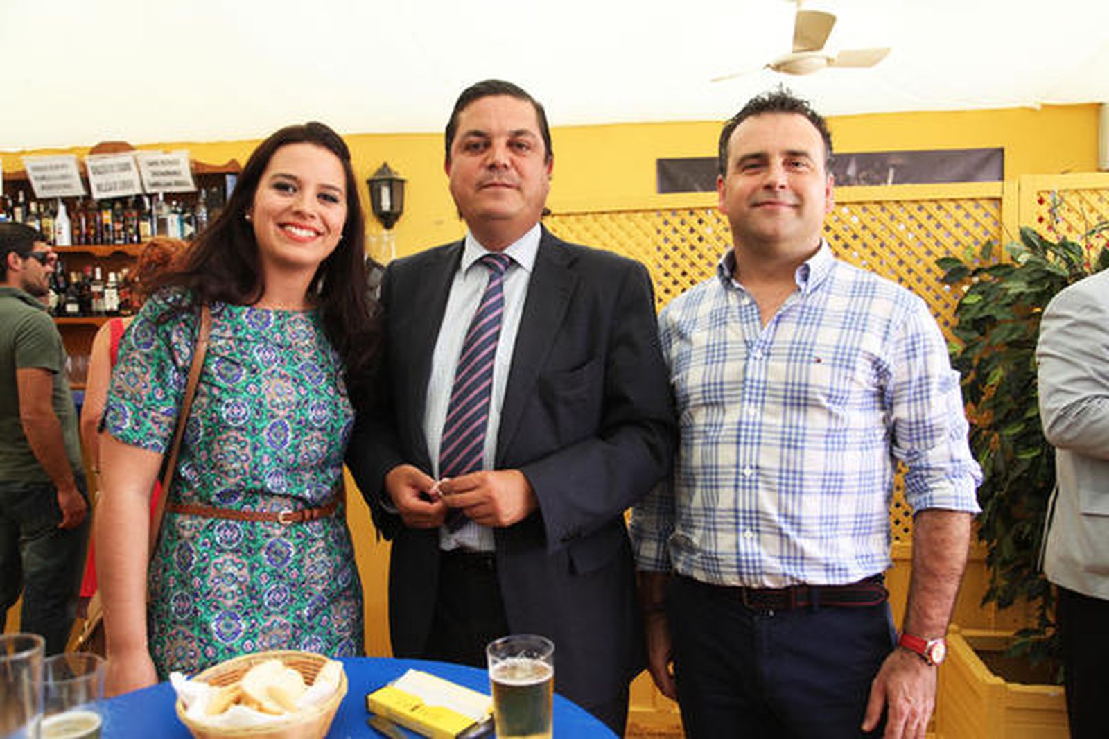 Constante Bueno, director de Marketing del Grupo Solera Motor; Juan Carlos Bejarano, también del Grupo Solera Motor, junto a Marisa López, comercial de Diario de Jerez.

Foto: Vanesa Lobo