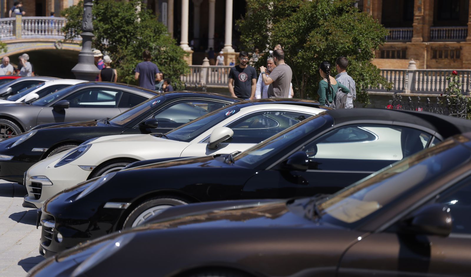 Las imágenes del 60º aniversario  del Porche 911 en la Plaza de España de Sevilla