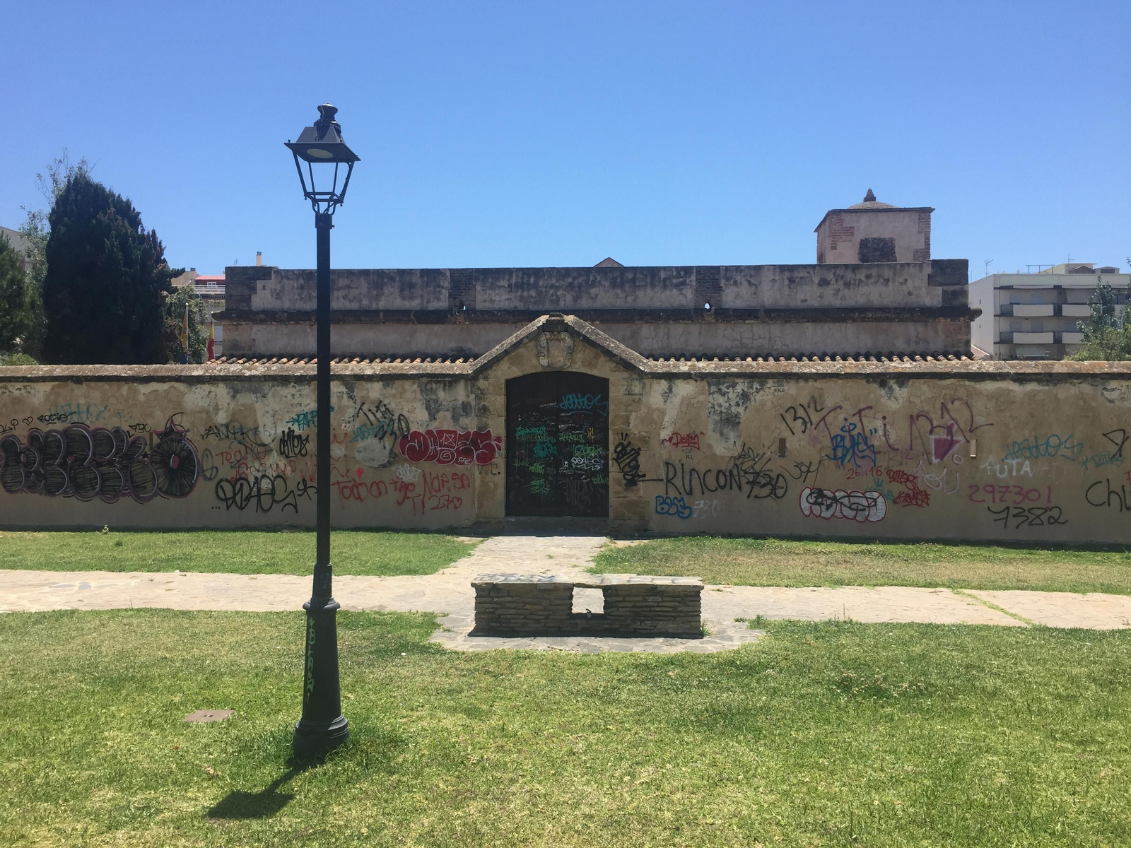 La fachada trasera de la Casa Fuerte Bezmiliana.