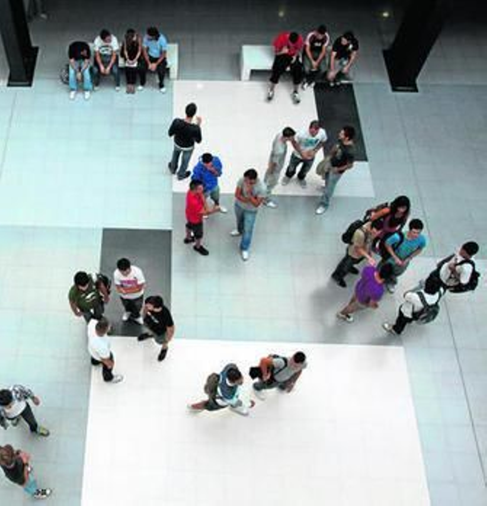 Alumnos en uno de los edificios del Campus de Teatinos.