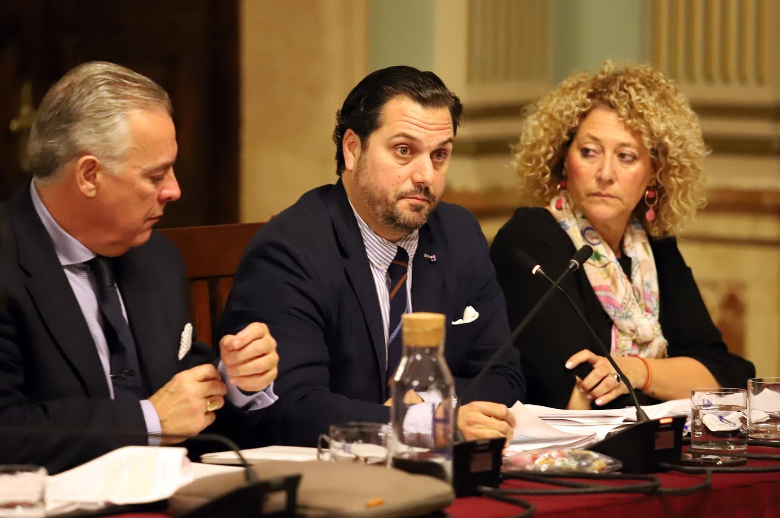 Imágenes del pleno del Ayuntamiento de Huelva