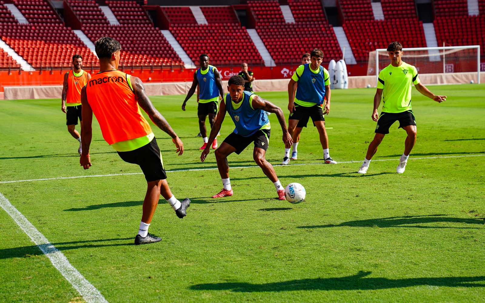 Pedro Fidel realiza un pase durante uno de los ejercicios desarrollados en la sesión de entrenamiento de los rojiblancos de este viernes.