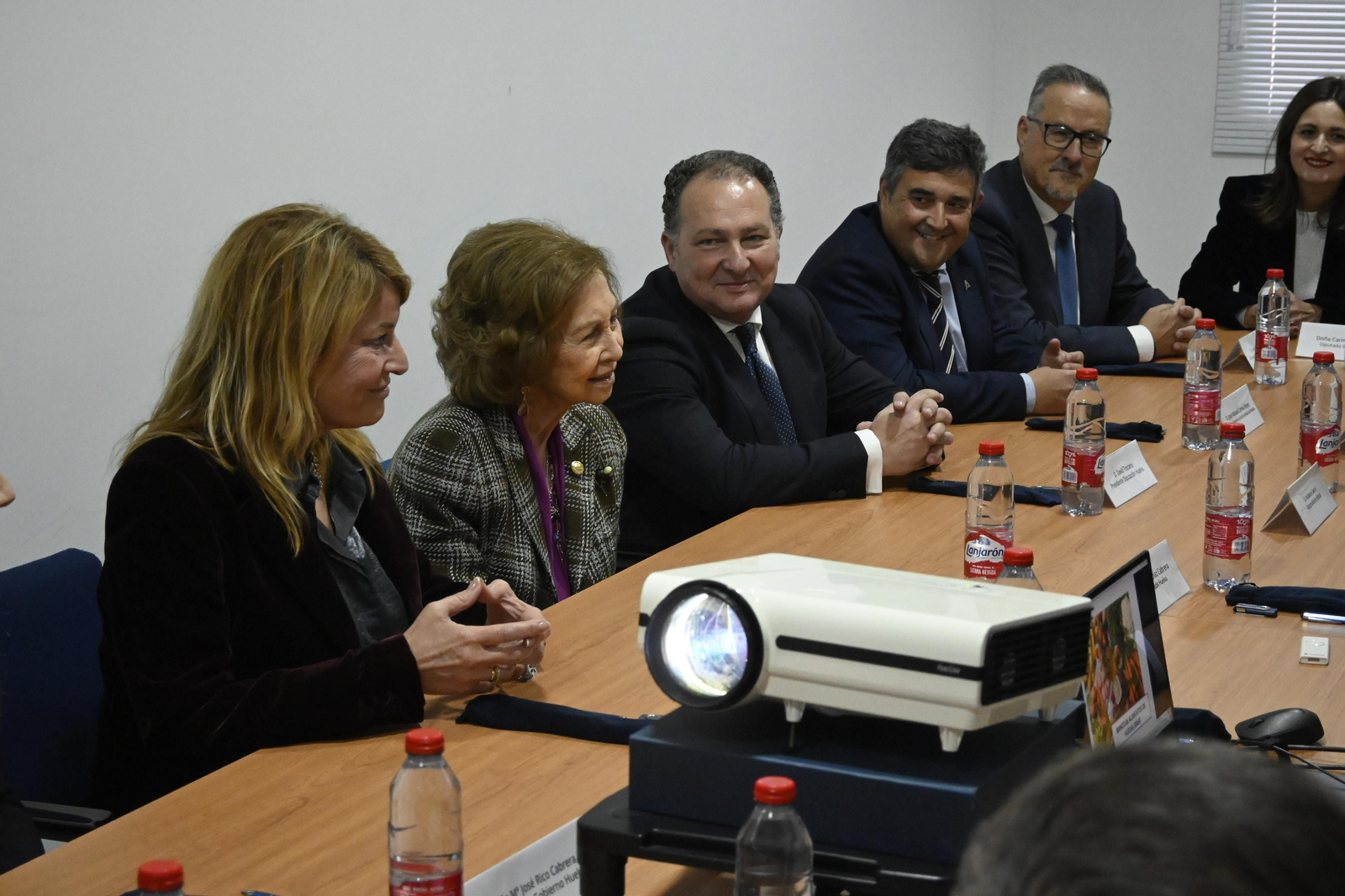La Reina Sofía visita el Banco de Alimentos de Huelva, en imágenes