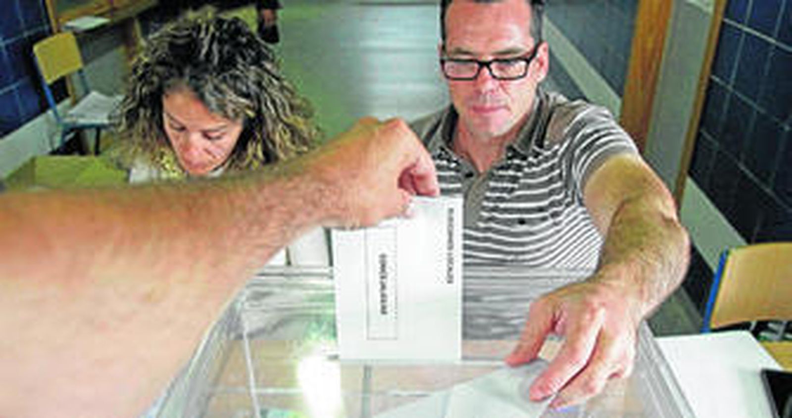 Momento en el que un votante deposita el sobre en la urna de un colegio electoral de Algeciras, el pasado domingo.