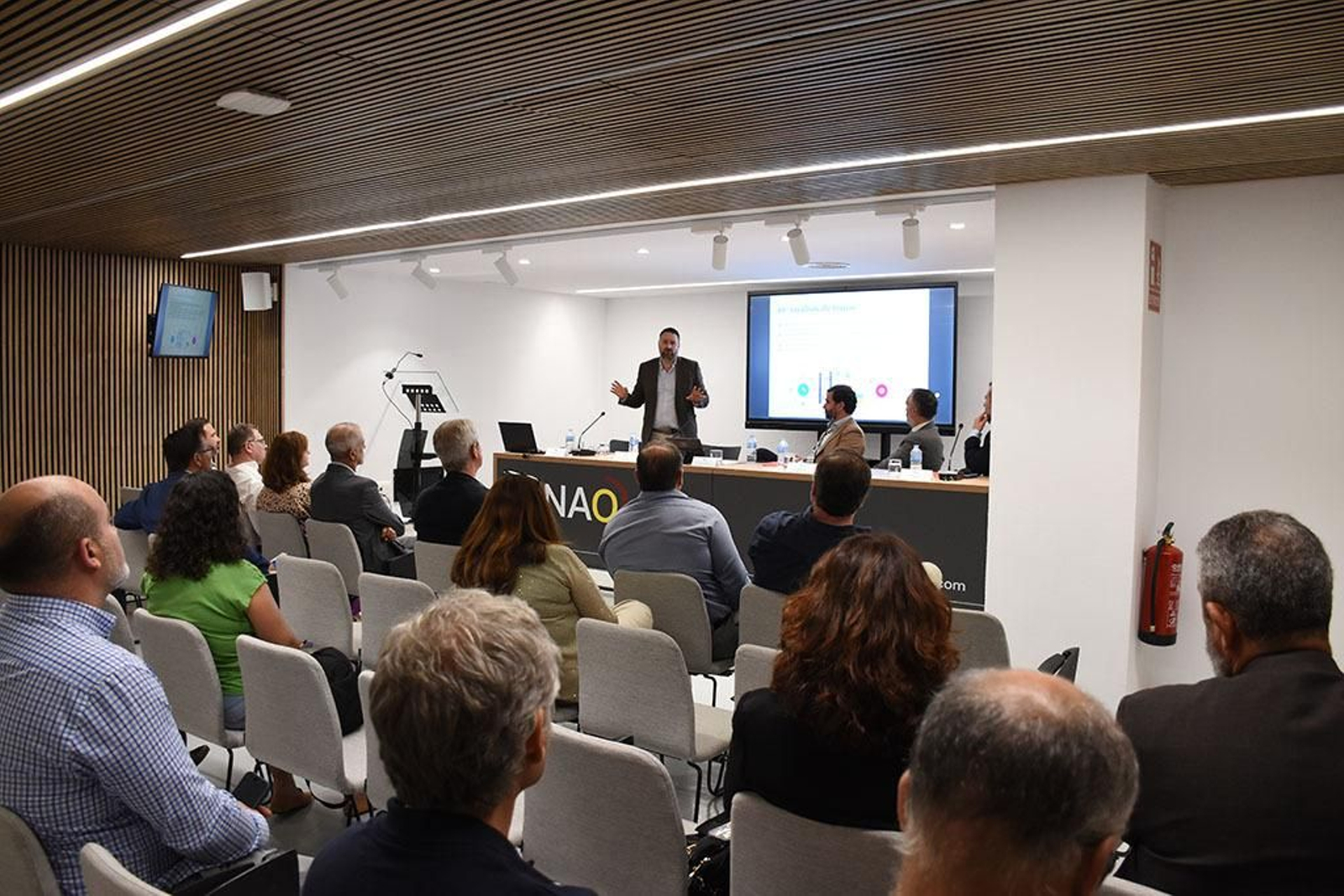 Imágenes de la jornada 'Nuevos modelos de negocio gracias a la Inteligencia Artificial y banca web3' en el Club Cámara de Comercio