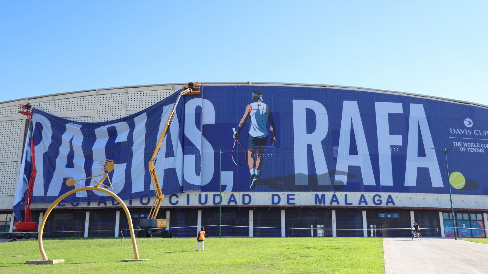La pancarta de homenaje a Rafa Nadal en el Ciudad de Málaga, en imágenes