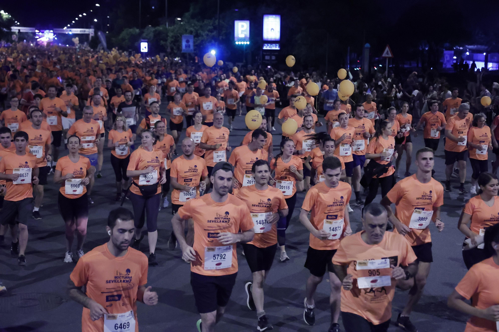 Búscate en la Carrera Nocturna de Sevilla (1)