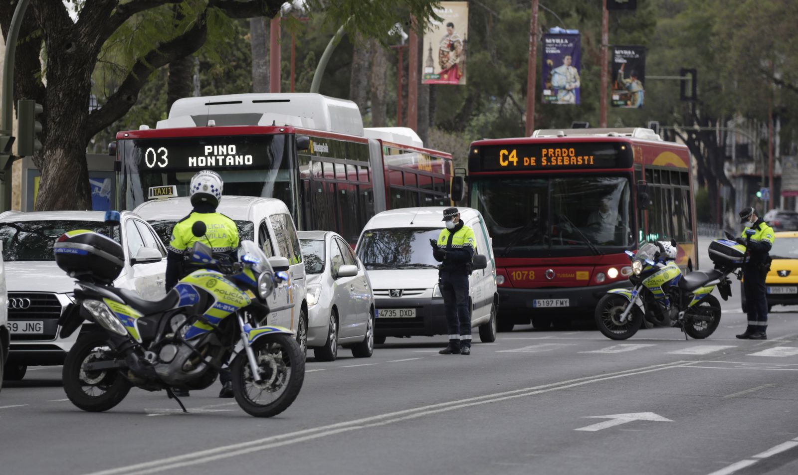 Controles de la Policía Local en una avenida por la que pasan dos autobuses de Tussam.