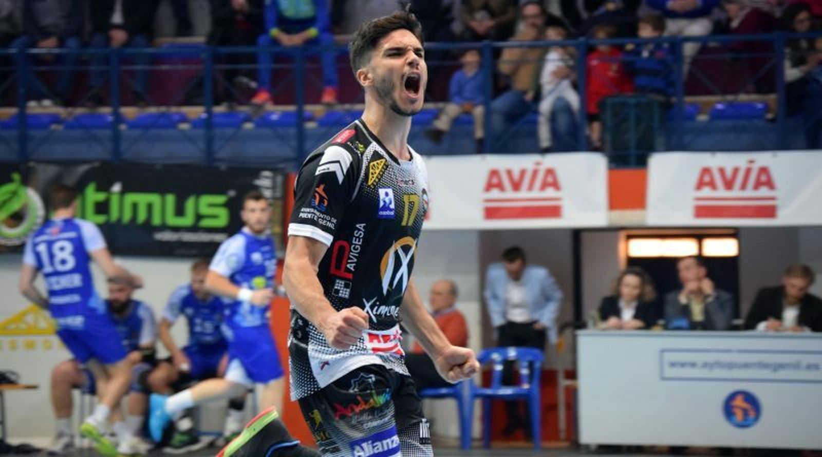 Tuà celebra un gol en un partido de esta temporada con el Ximénez.