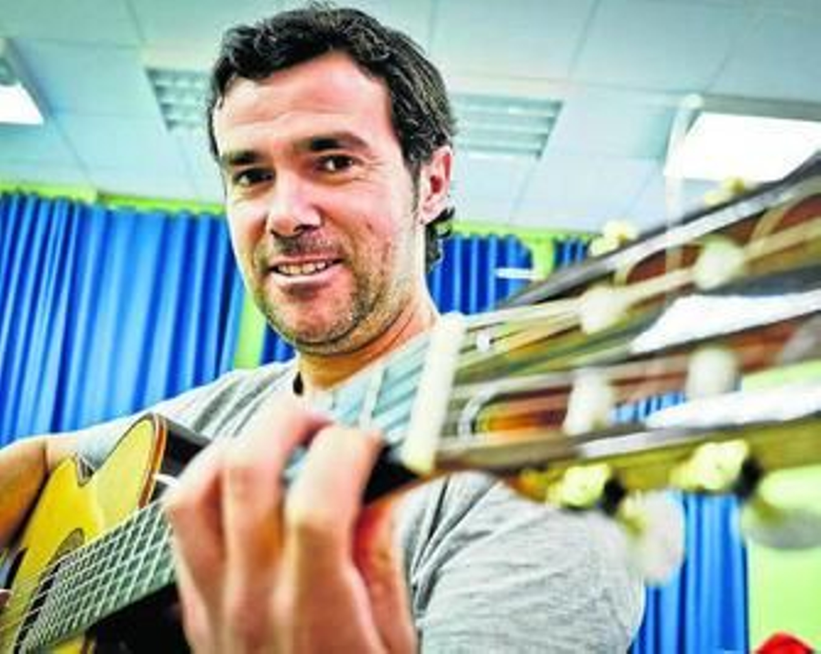 El profesor de guitarra Raúl Llanes, de Huelva.