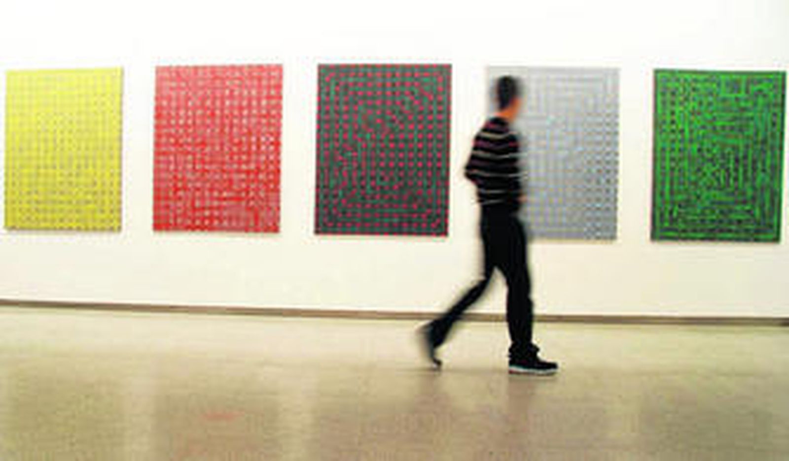 En la imagen grande, una sala con los laberintos de 'Transmisiones'. En la fotografía pequeña, una de sus primeras obras.