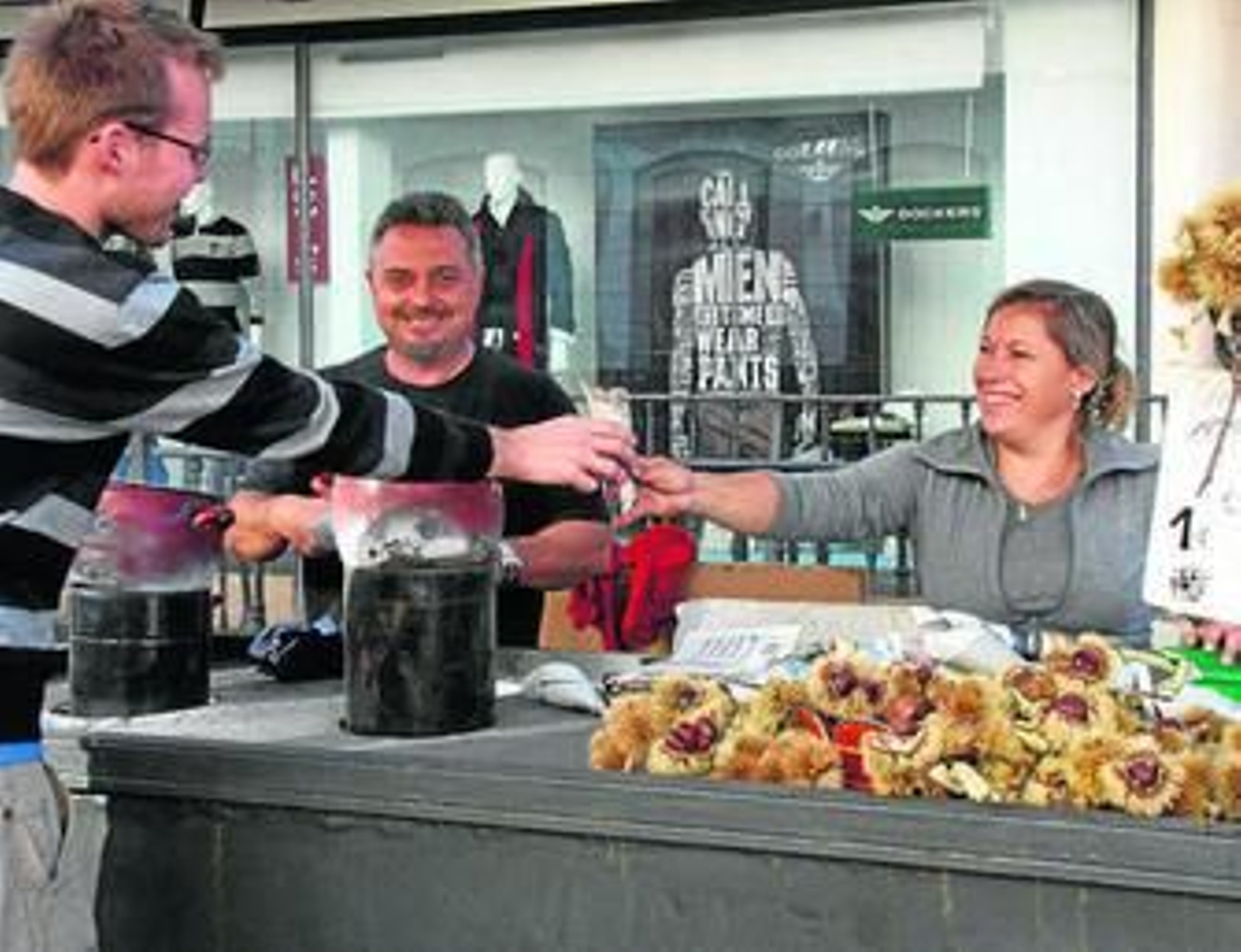 Un puesto de castañas asadas en Ronda.