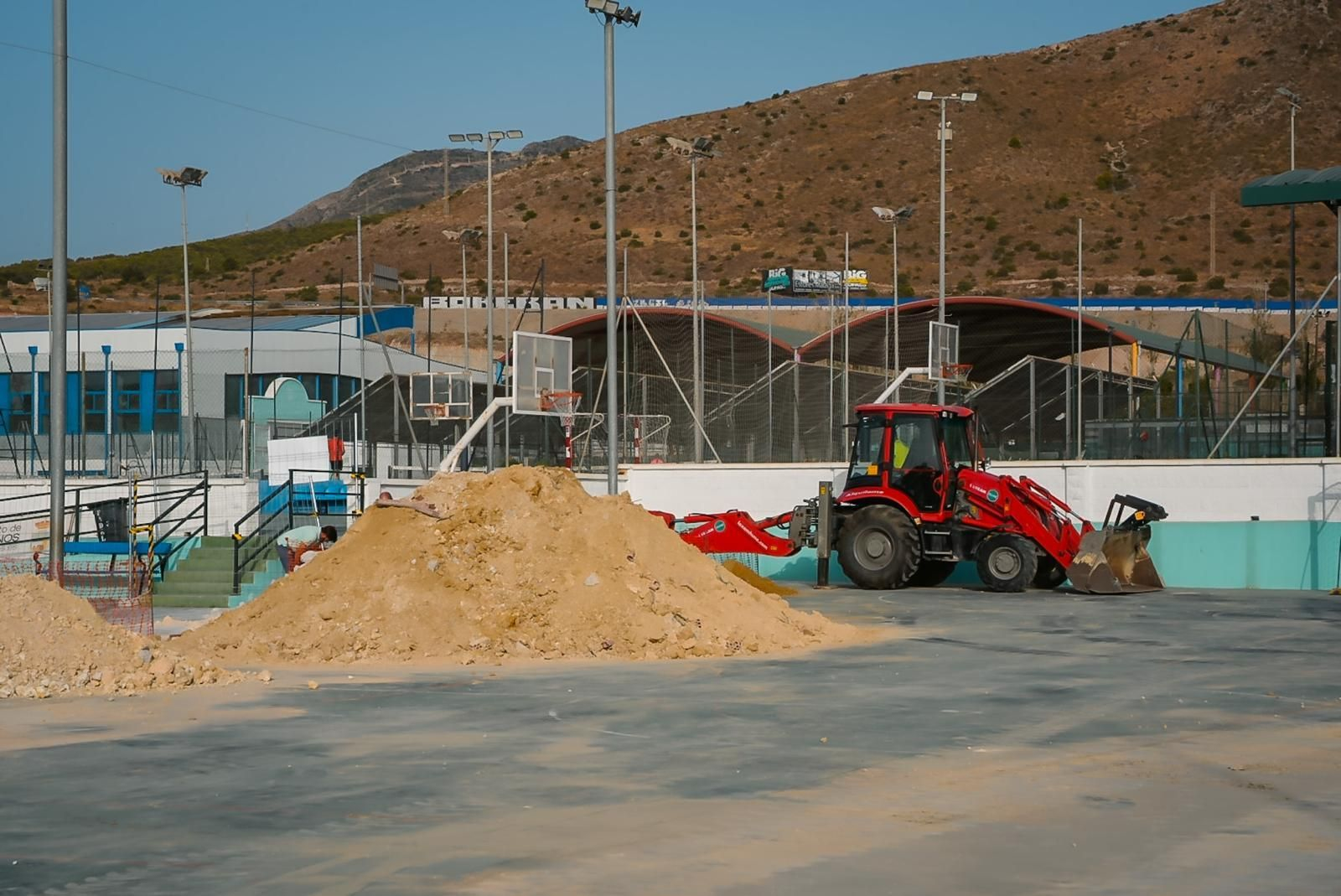 Las obras de construcción de una cubierta en la pista exterior de patinaje de la Villa Deportiva.