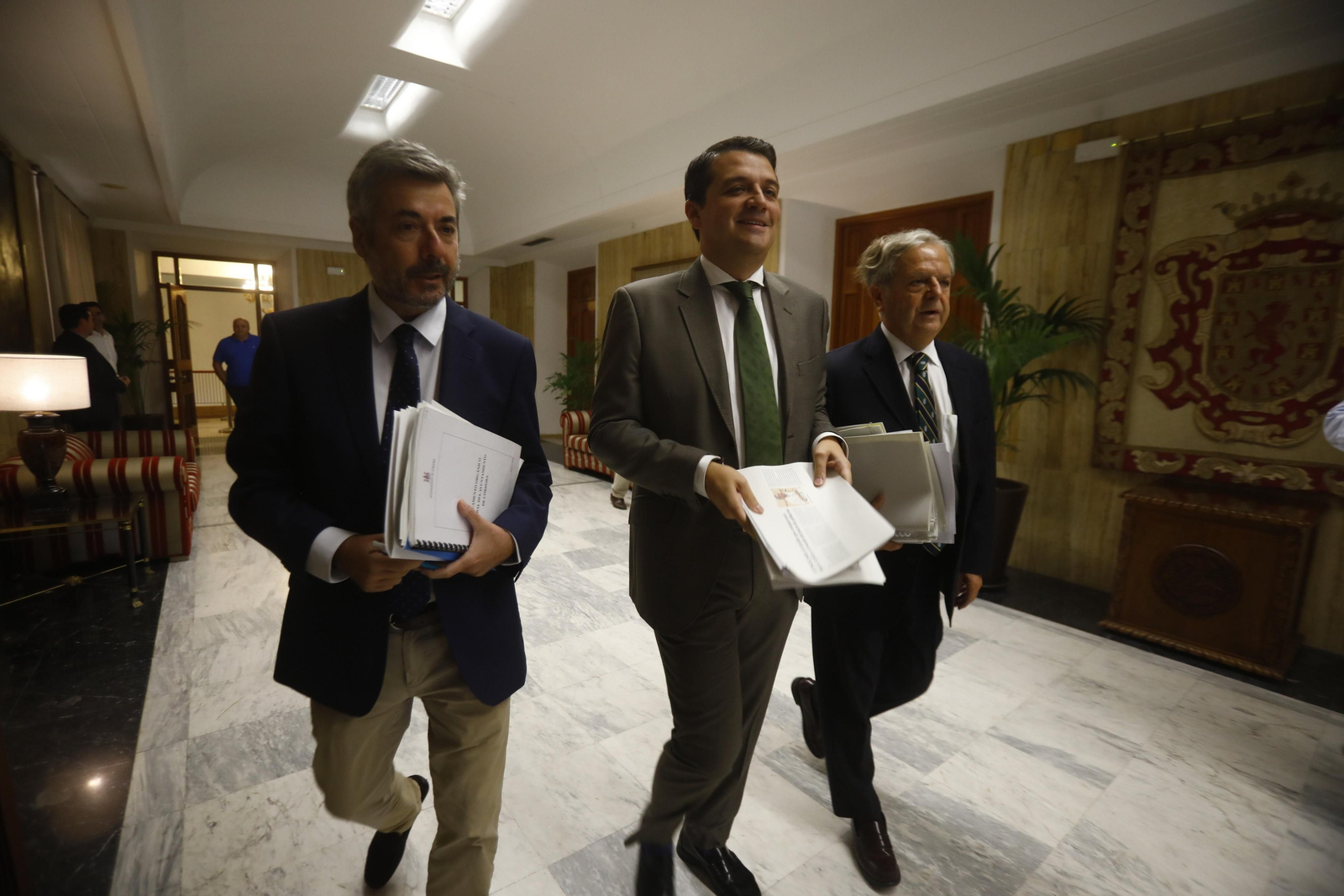 José María Bellido, escoltado por Miguel Ángel Torrico y Salvador Fuentes, dos de sus hombres de confianza. José María Bellido, escoltado por Miguel Ángel Torrico y Salvador Fuentes, dos de sus hombres de confianza.