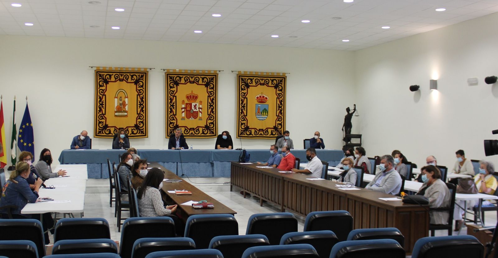 El alcalde de Estepona, José María García Urbano (3º I.), preside el Consejo local del voluntariado.