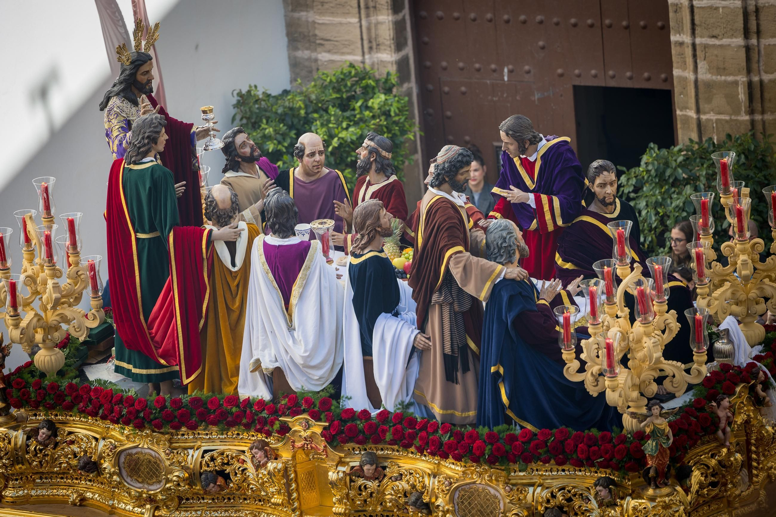 Imágenes de la salida de la Sagrada Cena en la Semana Santa de Cádiz 2025